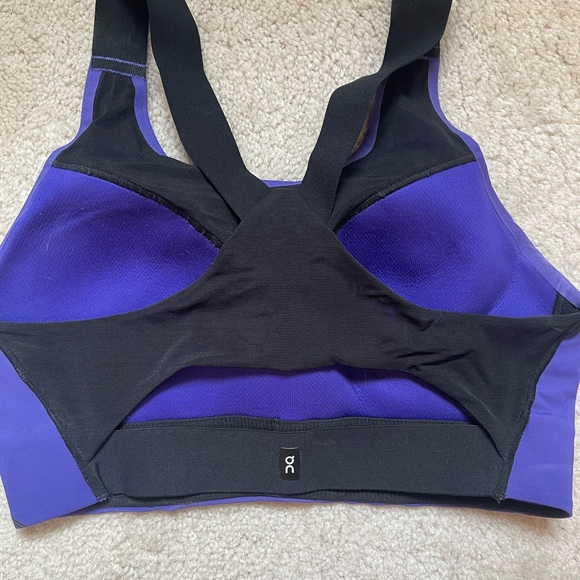 On Running Performance Bra - Picture 3 of 3